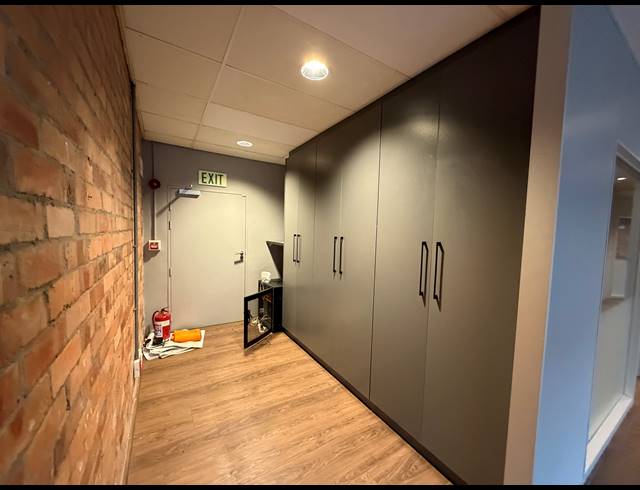 190M² BUILDING TO LET IN GREEN POINT